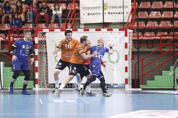 Adrián Fernández, ante el Torrelavega.