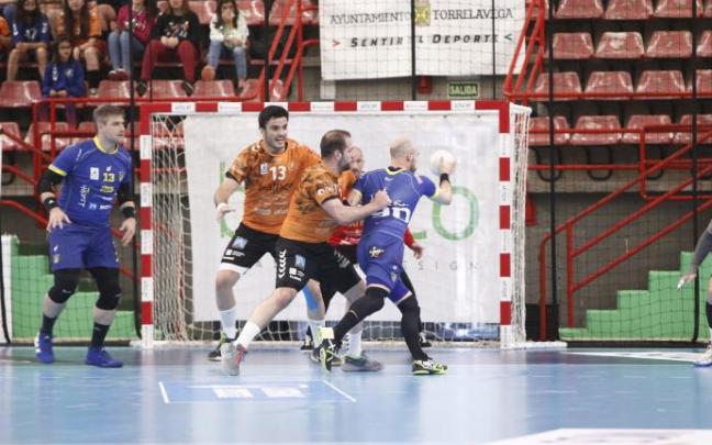 Adrián Fernández, ante el Torrelavega. Adrián Fernández, ante el Torrelavega.