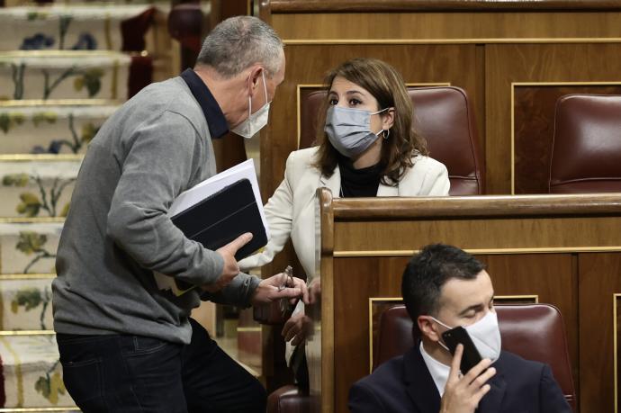 Adriana Lastra charla con Joan Baldoví en el Congreso.