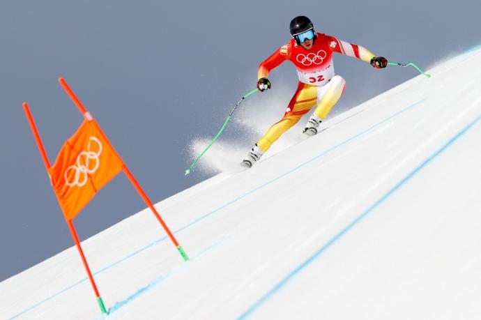 Adur Etxezarreta compite en la modalidad de descenso de esquí alpino.