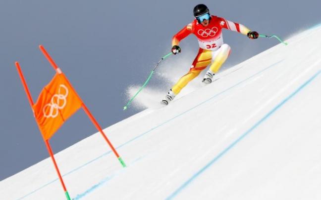 Adur Etxezarreta compite en la modalidad de descenso de esquí alpino.