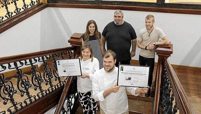 Mika Pop y Adur Arrieta sostienen sus premios junto a parte del jurado y la edil María Serrano.