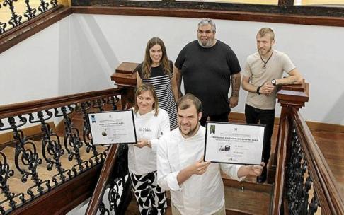 Mika Pop y Adur Arrieta sostienen sus premios junto a parte del jurado y la edil María Serrano.