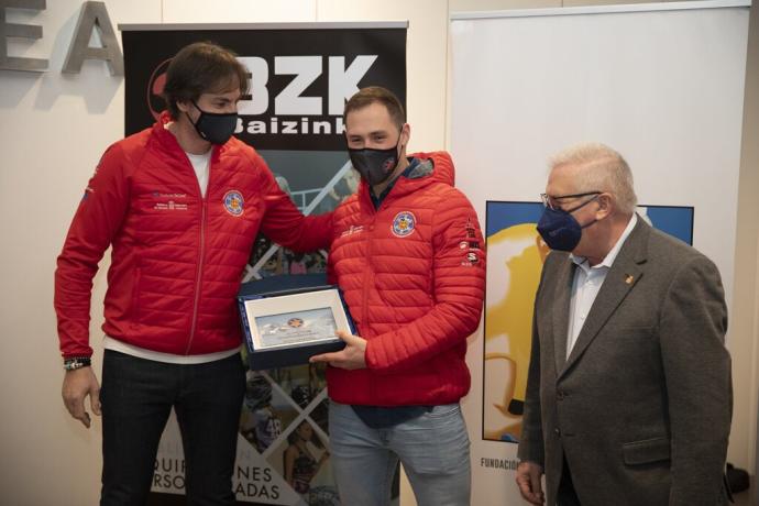 Adur Etxezarreta (c), durante el acto de homenaje recibido este miércoles en la Casa del Deporte.