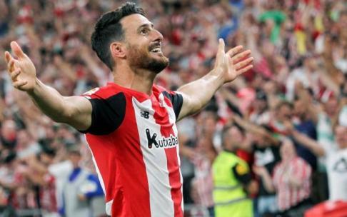 Aritz Aduriz en plena celebración de un gol en San Mamés. Aritz Aduriz en plena celebración de un gol en San Mamés.