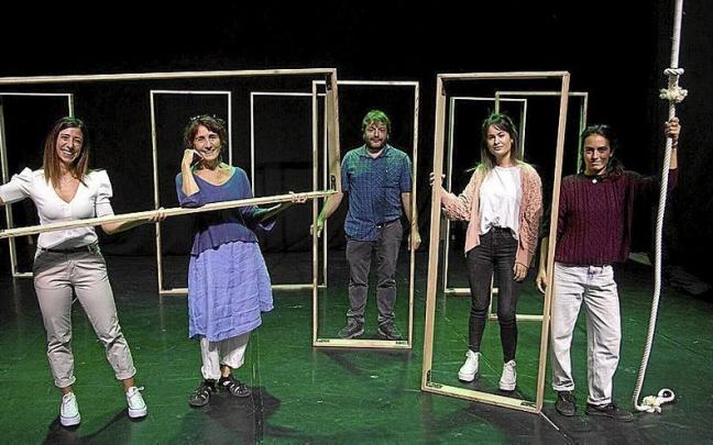 Integrantes de la compa&ntilde;&iacute;a navarra Yarleku Teatro, retratados ayer en el Punto Gunea, donde hablaron de su &uacute;ltima gira. | FOTO: I&Ntilde;AKI PORTO