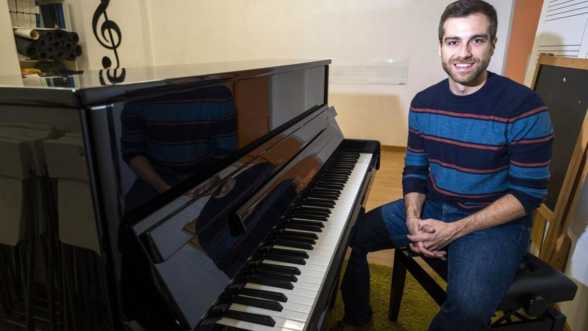 Daniel Amatriain, director de un coro góspel y profesor de canto, en la escuela de música Ahots