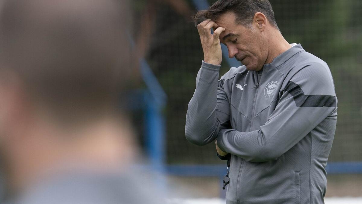 Luis García Plaza se muestra pensativo durante un entrenamiento del Deportivo Alavés