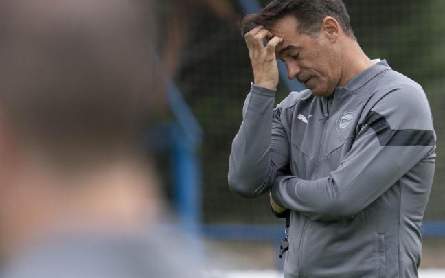 Luis García Plaza se muestra pensativo durante un entrenamiento del Deportivo Alavés Luis García Plaza se muestra pensativo durante un entrenamiento del Deportivo Alavés