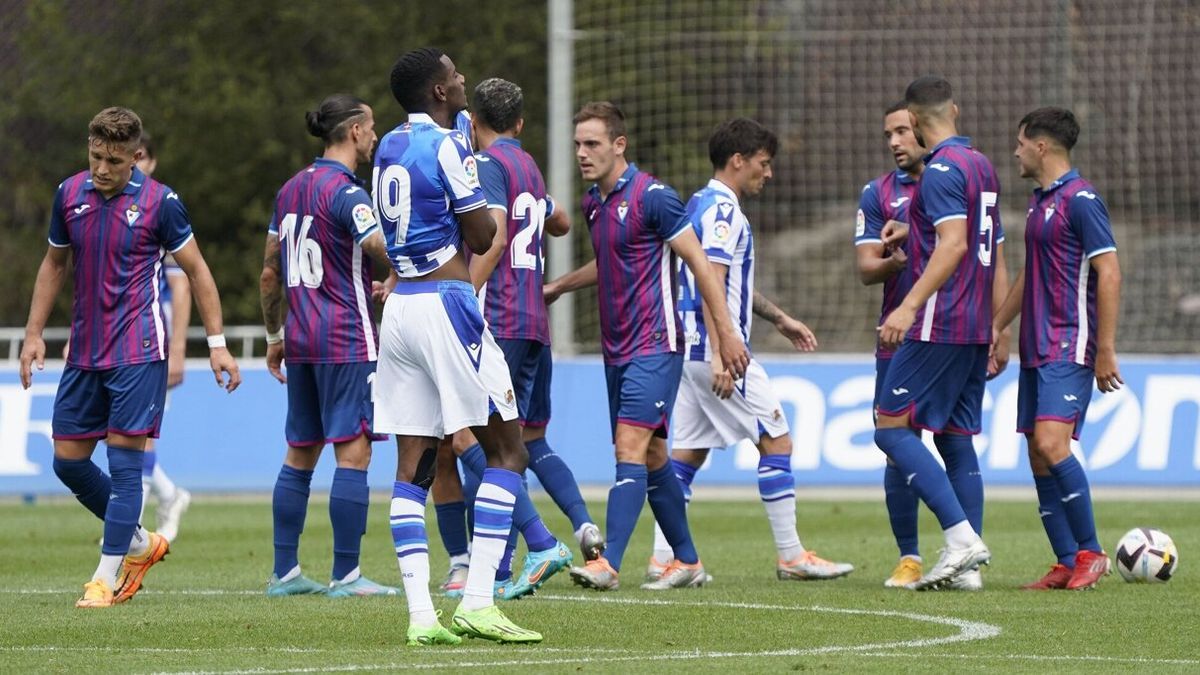 Los jugadores del Eibar celebran un gol en el reciente amistoso ante la Real