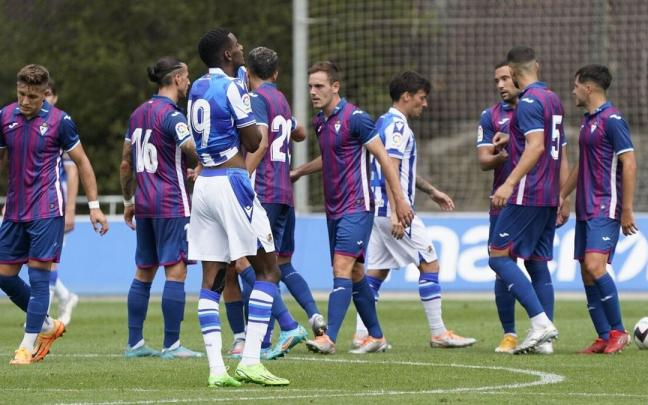 Los jugadores del Eibar celebran un gol en el reciente amistoso ante la Real