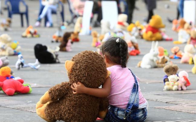 Una niña abraza un muñeco durante una protesta contra del abuso sexual infantil. Una niña abraza un muñeco durante una protesta contra del abuso sexual infantil.