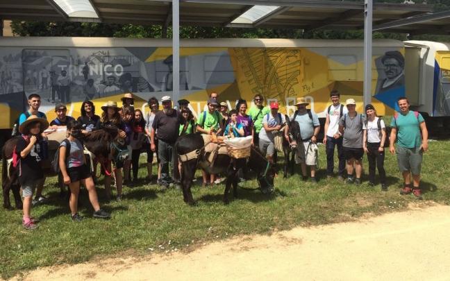 Los jóvenes de ‘Parkeando’ posan junto a los asnos con los que comparten travesía. Foto: DNA