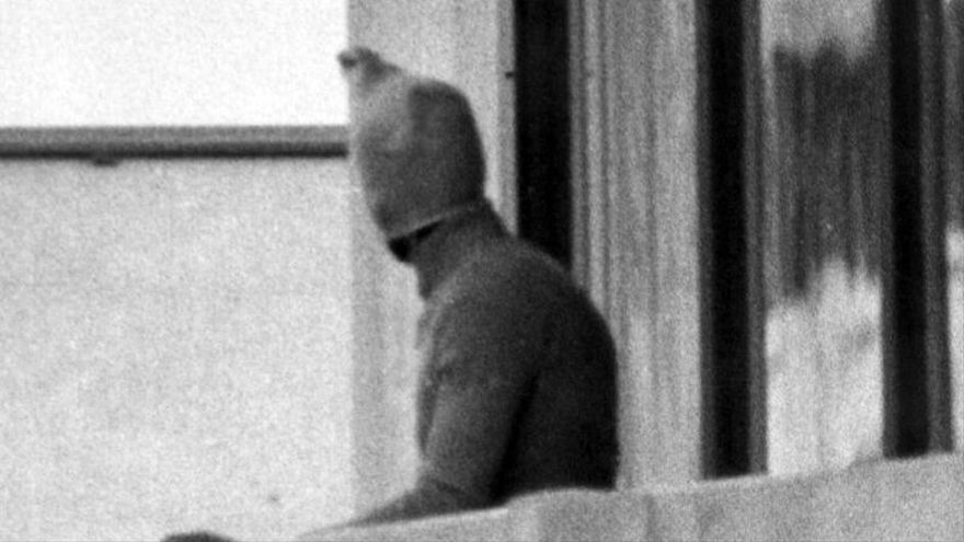 Imagen de archivo fechada el 5 de septiembre de 1972 que muestra a un terrorista de Septiembre Negro en pleno ataque terrorista.