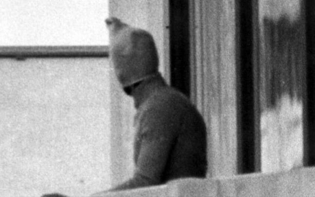 Imagen de archivo fechada el 5 de septiembre de 1972 que muestra a un terrorista de Septiembre Negro en pleno ataque terrorista. Imagen de archivo fechada el 5 de septiembre de 1972 que muestra a un terrorista de Septiembre Negro en pleno ataque terrorista.