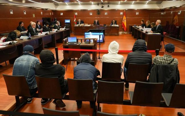 Los seis acusados ante el tribunal de la Audiencia Provincial de Álava