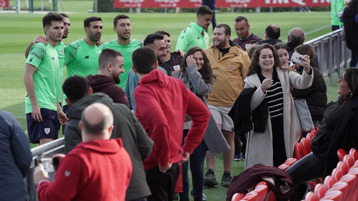 Cerca de 200 aficionados presenciaron el entrenamiento en Lezama