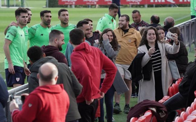 Cerca de 200 aficionados presenciaron el entrenamiento en Lezama