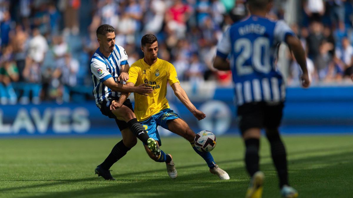 Toni Moya presiona a un jugador del Las Palmas, durante el choque de la pasada jornada