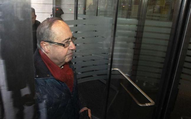 Ángel Vizcay, entrando en la Audiencia de Navarra.