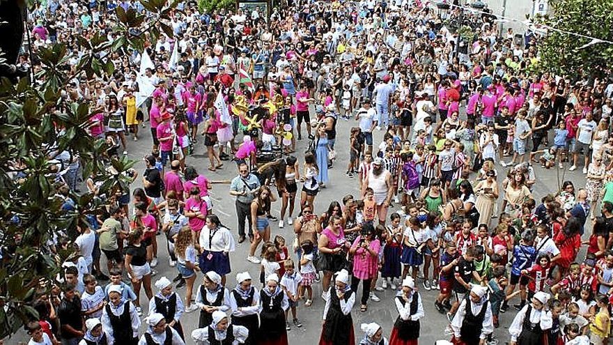 Los vecinos llenaron la plaza para presenciar el txupinazo.