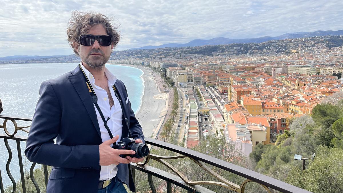 Javier Palacio, en un mirador sobre la ciudad de Niza, donde transcurre una parte clave de la trama.