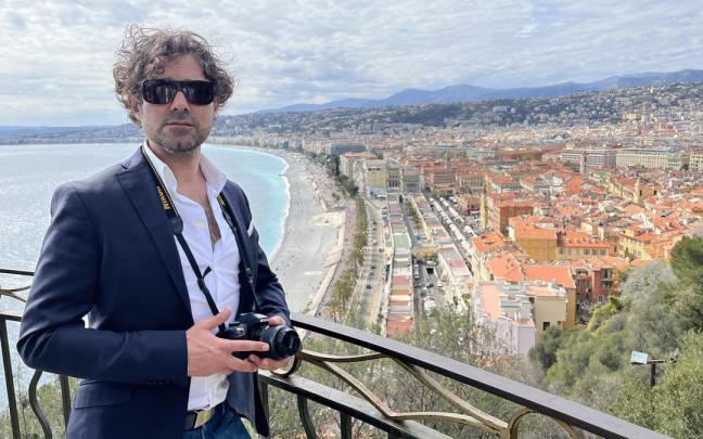 Javier Palacio, en un mirador sobre la ciudad de Niza, donde transcurre una parte clave de la trama.