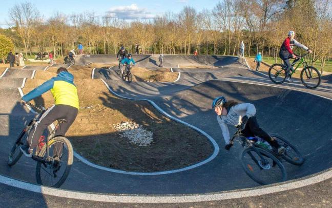 Un pumtrack es un área que contiene obstáculos, curvas y badenes para deslizarse.