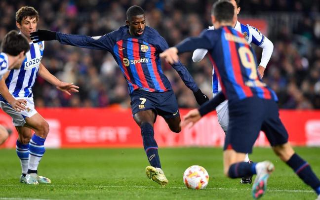 Dembélé de dispone a disparar a la portería de Remiro. Dembélé de dispone a disparar a la portería de Remiro.