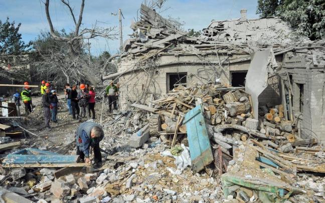 Un edificio residencial de Kiev destruido tras el lanzamiento de misiles por parte de Rusia.