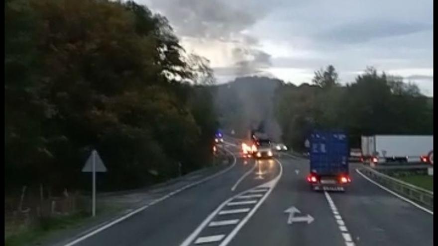 Imagen del lugar de los hechos, con el camión ardiendo al fondo