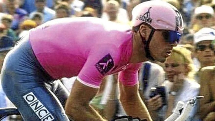 Un mono de crono de 1993, de material plastificado. | FOTO: ETXEONDO