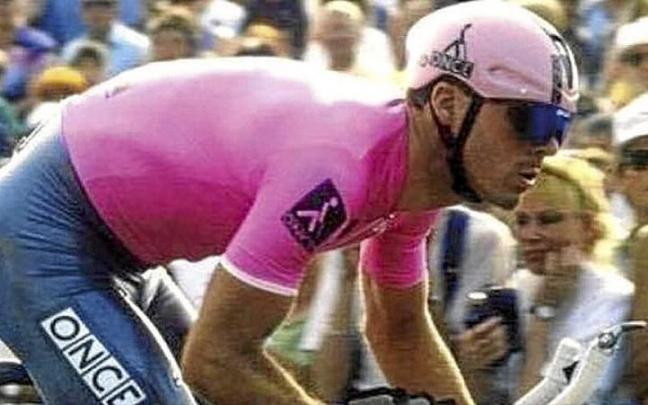 Un mono de crono de 1993, de material plastificado. | FOTO: ETXEONDO