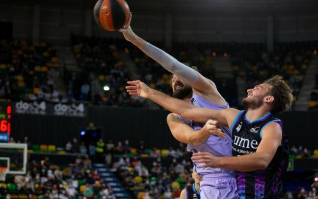 &Aacute;lex Gal&aacute;n, en el encuentro ante el Bar&ccedil;a.