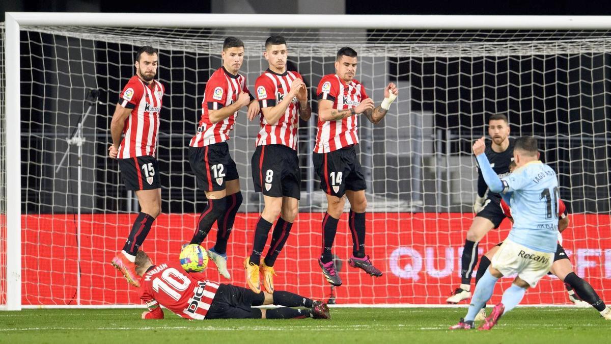 Iago Aspas buscó el gol ante el Athletic en un disparo de falta que repelió la barrera.