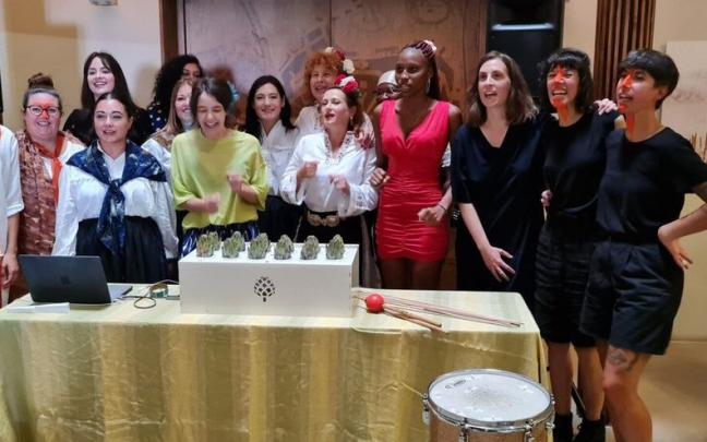 Todas las mujeres participantes posaron juntas al final, con Merche Blasco en el centro Todas las mujeres participantes posaron juntas al final, con Merche Blasco en el centro