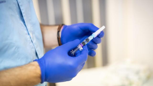 Un enfermero con la vacuna de la gripe.