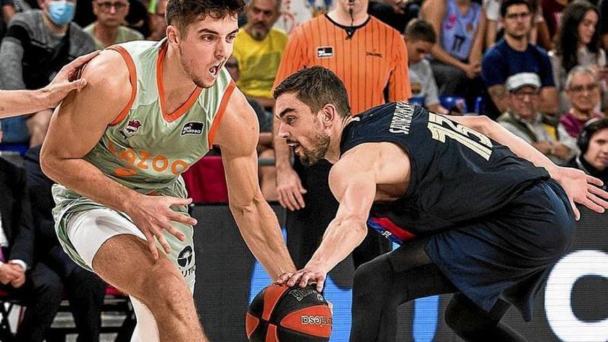 Hommes, cuya presencia está en duda, trata de eludir el marcaje en el duelo de ACB disputado en el Palau.