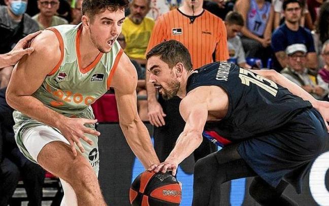 Hommes, cuya presencia est&aacute; en duda, trata de eludir el marcaje en el duelo de ACB disputado en el Palau.