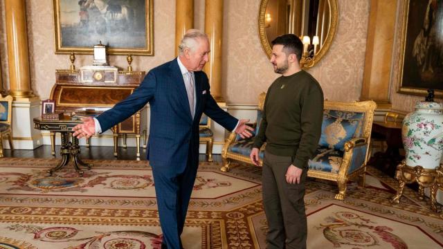 Carlos III se reúne con Zelenski en Buckingham. Carlos III se reúne con Zelenski en Buckingham.