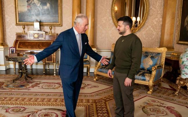 Carlos III se re&uacute;ne con Zelenski en Buckingham.