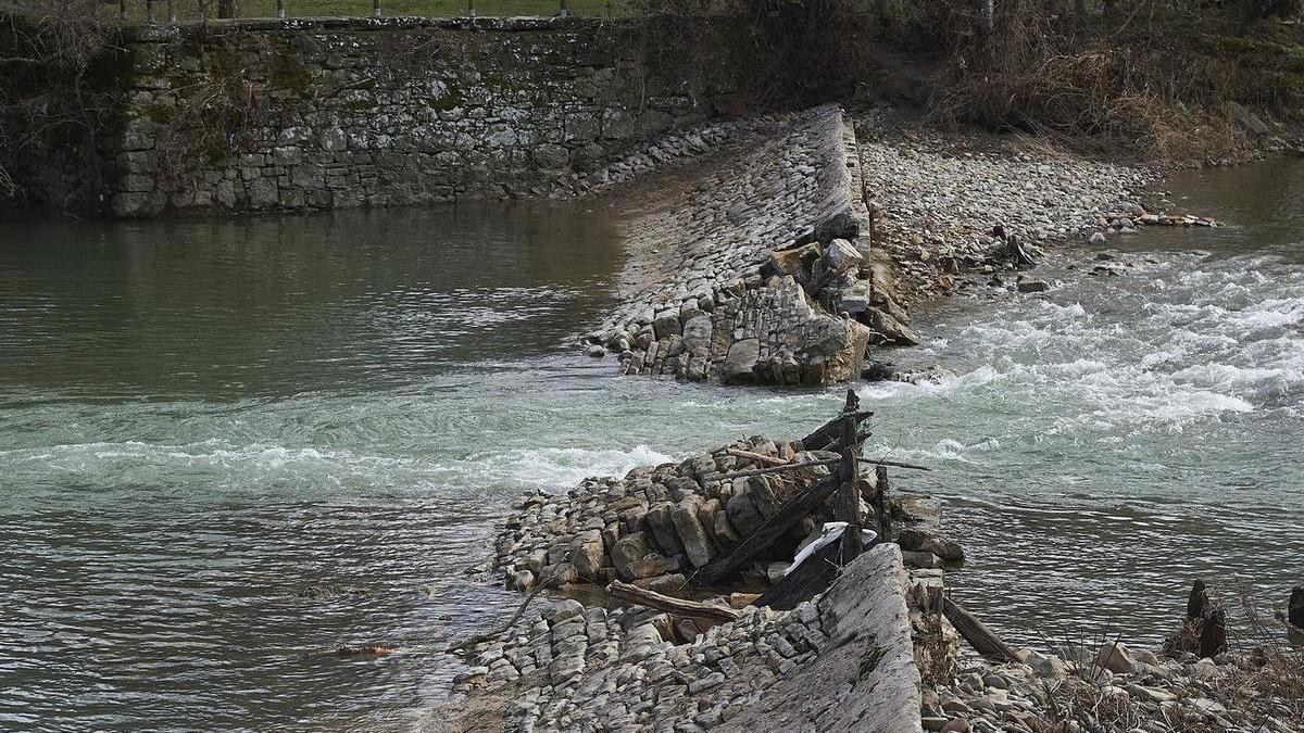 Imagen captada a finales de enero, donde se observa la rotura central en la presa.