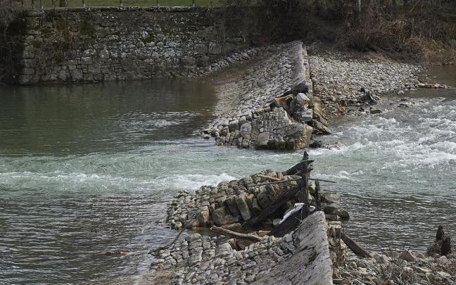 Imagen captada a finales de enero, donde se observa la rotura central en la presa.