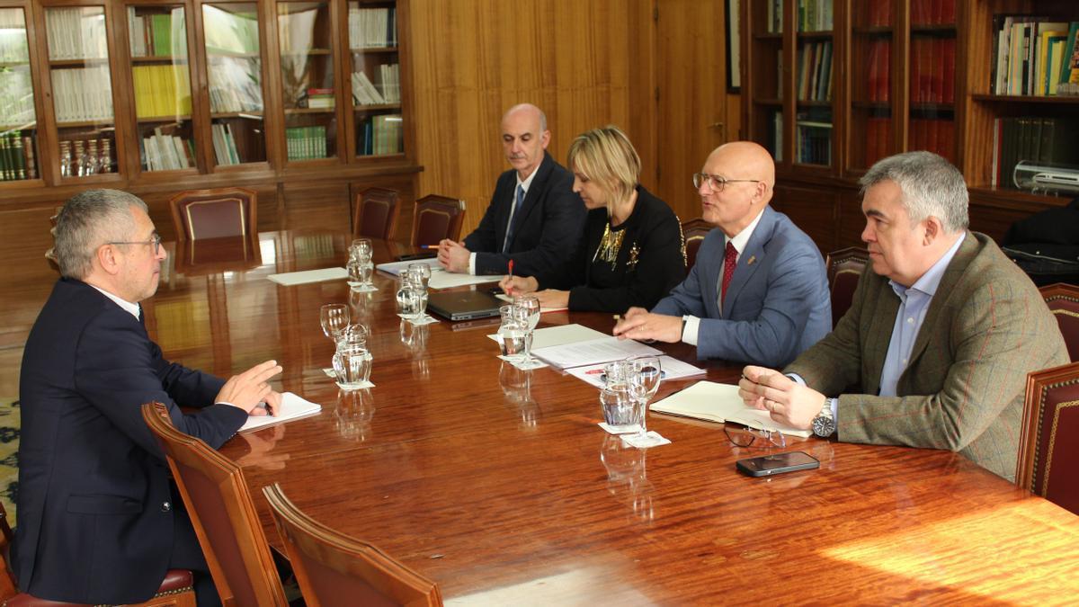 Un momento de la reunión mantenida con el Secretario de Estado de Medio Ambiente, Hugo Morán.