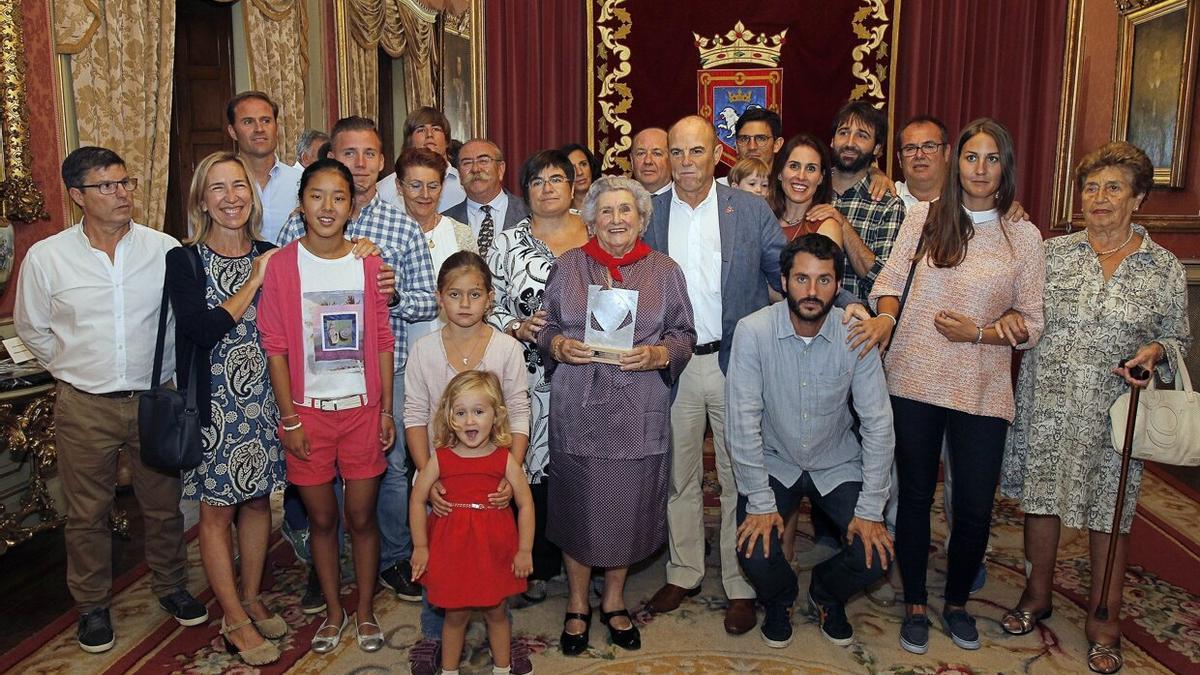 Rodeada de los suyos en la entrega del primer Pañuelo de Oro que entregó el Ayuntamiento, en el año 2016.