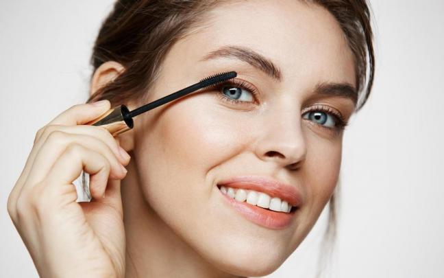 Una mujer se aplica r&iacute;mel en las pesta&ntilde;as.