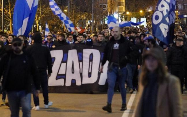 Aficionados realistas ajenos a esta informaci&oacute;n durante la kalejira que tuvo lugar el mi&eacute;rcoles en Logro&ntilde;o.