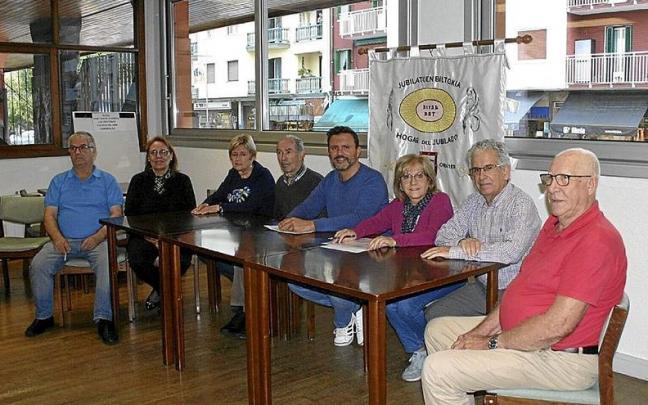 La concejala de Servicios Sociales y el alcalde, con la junta directiva de Biyak Bat. La concejala de Servicios Sociales y el alcalde, con la junta directiva de Biyak Bat.