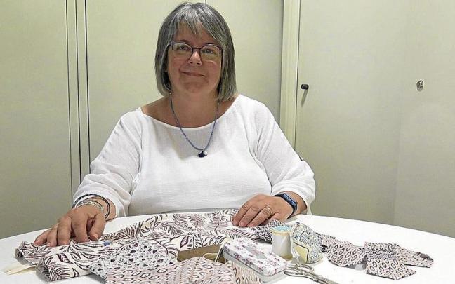 Mari Carmen Viedma con un biscorn&uacute; y con el material que utiliza para hacer las manualidades.