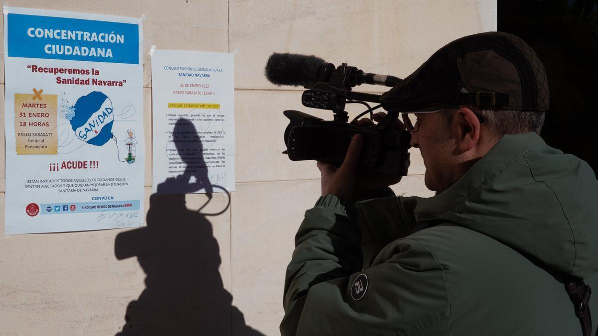 Un cámara graba un cartel colocado en el edificio de consultas externas de Príncipe de Viana.